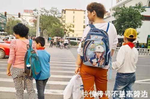 宝妈|宝妈穿“短裙”接孩子,6岁女儿因此被同学嘲笑,网友:这也管?