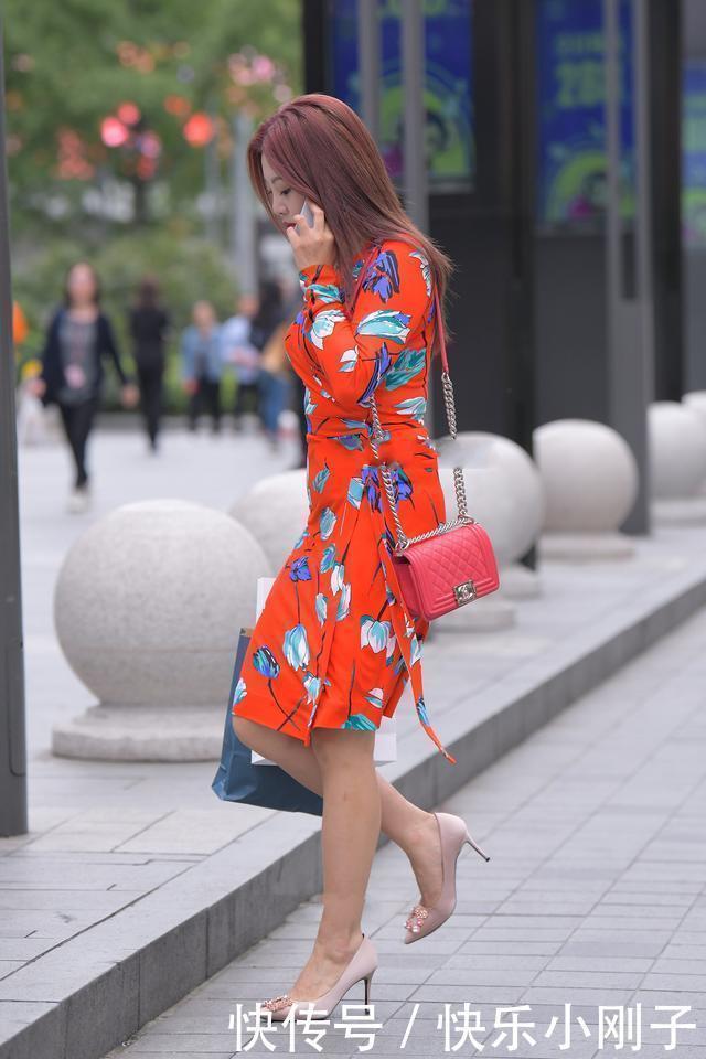 搭配|红色印花连衣裙,搭配一双细高跟,满满活力不俗气