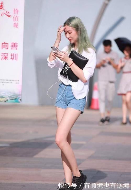 搭配|街拍:小姐姐白色牛仔裤搭配针织衫,充满着潇洒帅气的活力