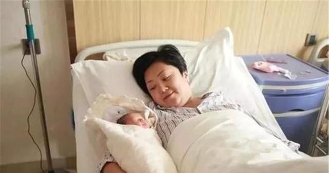 顺产|堪称最“霸气”产妇,顺产完走回病房似“将军”,网友值得骄傲