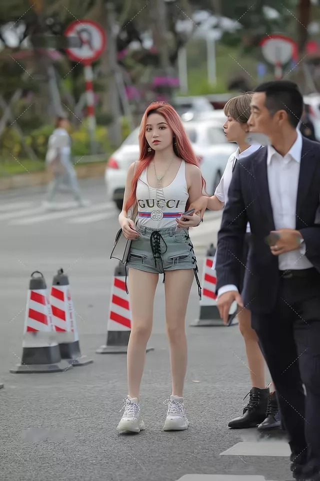 穿搭 白色背心、浅绿色牛仔短裤,简约随性的穿搭,也是夏季最美的穿搭