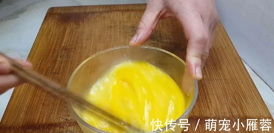 面粉不要烤面包了，教你简单一做，个个空心鼓泡，比吃蛋糕还过瘾