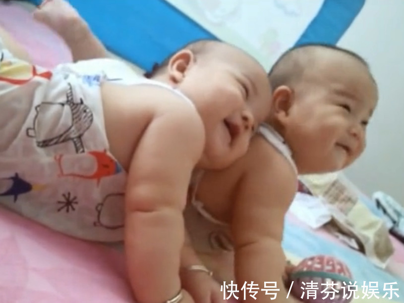 画面|弟弟把头靠在哥哥的肩膀上，哥哥的反应太暖了，画面好有爱