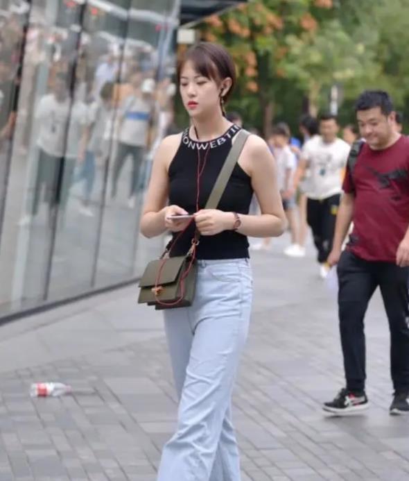 短裤|长发披肩的小姐姐,身穿背心配短裤,凸显青春靓丽气息