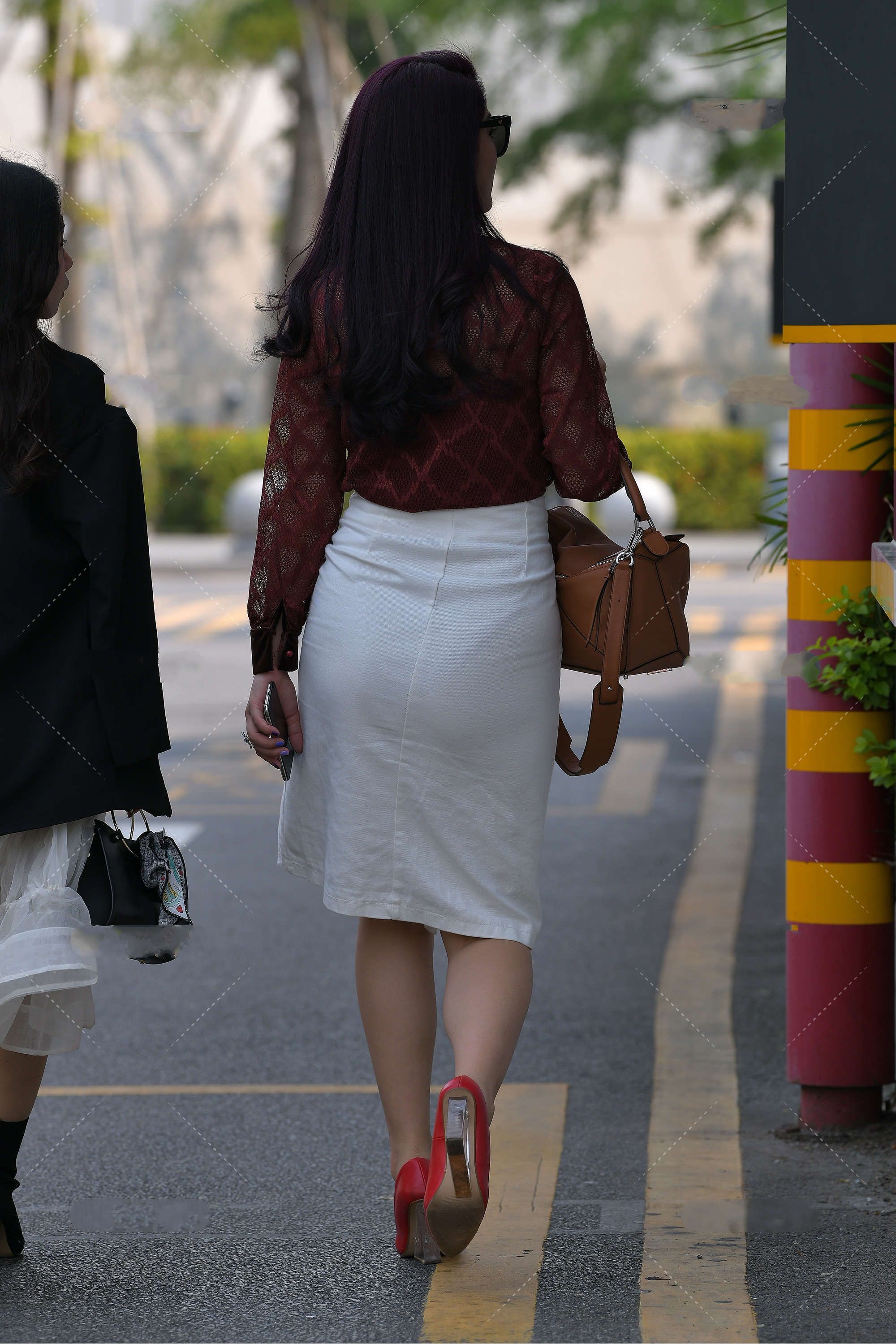 朱红色洋气端庄，和白色裙子组合，显复古式的浪漫优雅