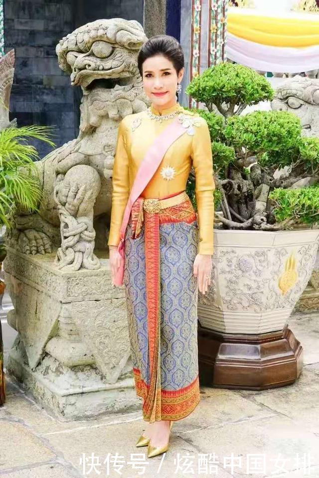泰国“甄嬛”摊牌了!换新发型后穿衣变大胆,逛街试披肩一脸得意