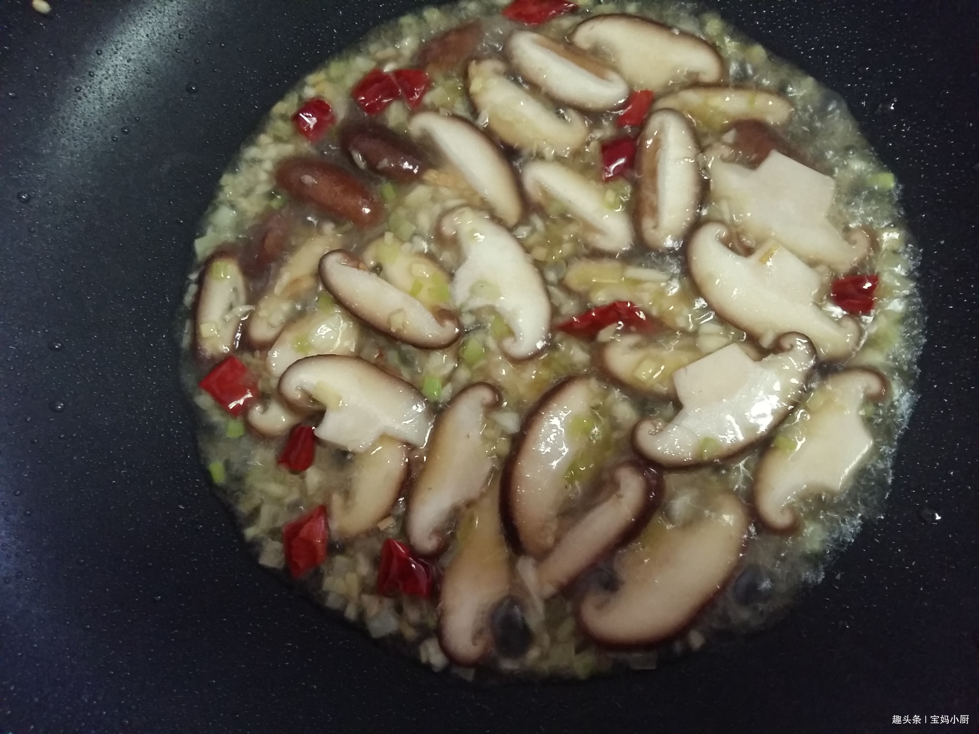 此菜不要切,手撕的才好吃,和香菇绝搭,春天吃好,家人倍儿喜欢