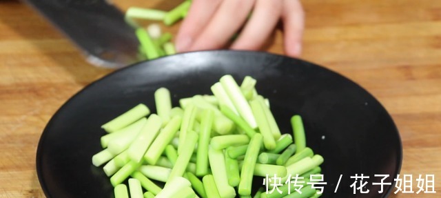 炒土豆丝|1把蒜苔,1个土豆,这样做实在太香了,拿红烧肉也不换,做法简单!