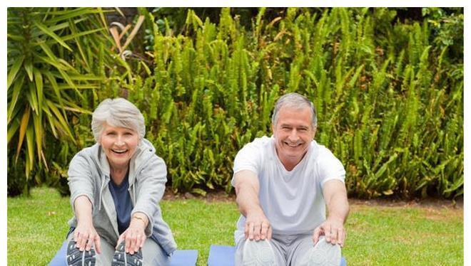 深蹲|男人过了50岁,哪些运动要少做?请你悠着点