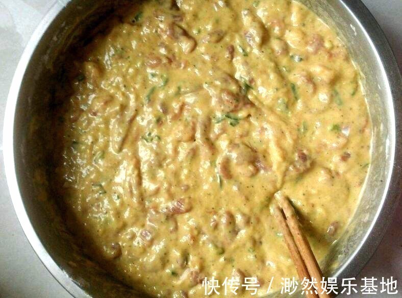 老妈的炸酥肉秘方,一定要加“它”,香嫩入味,放凉也不软