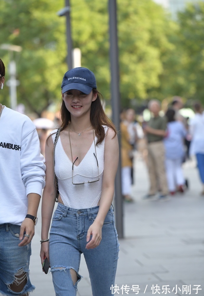 个性|苗条女生的别致穿搭,既时髦又有魅力,轻松展现个性美!