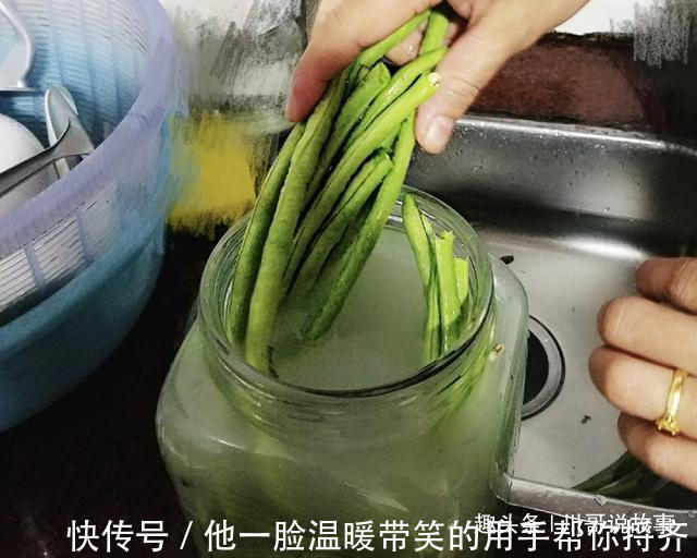 用清水腌酸豆角大厨别再这样做,改用淘米水,豆角好吃还节约