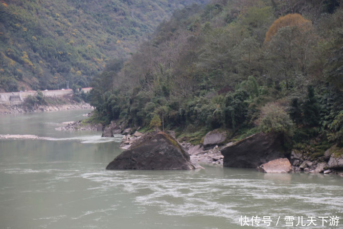 怒江峡谷内素有，十里不同天，万物在一山，之说