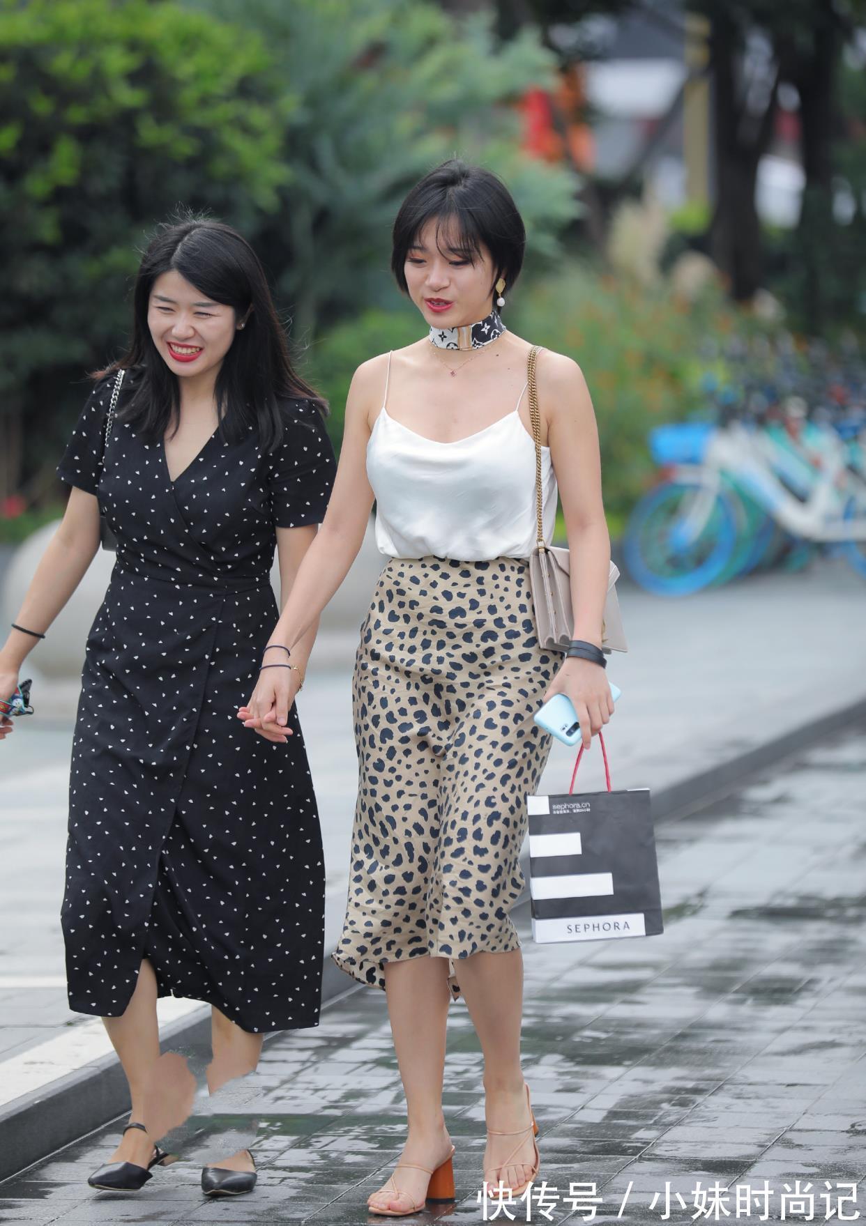 白色 时尚穿搭:白色吊带上衣搭配豹纹裙