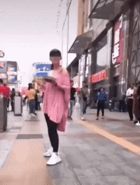 |搞笑GIF:看那双无处安放的小眼神,透出一股小沈阳的淡淡忧桑!