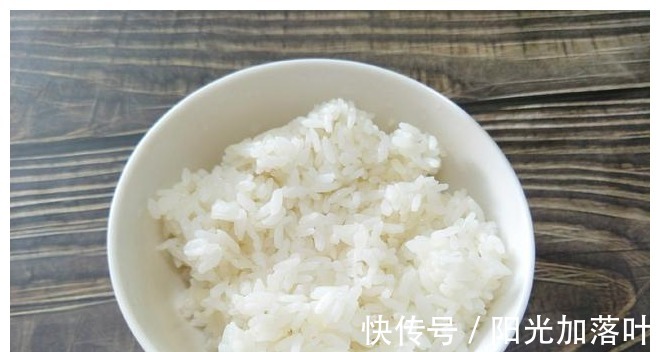 电饭煲|焖米饭，直接放入电饭煲就错了，少了这一步，米饭不软也不香！