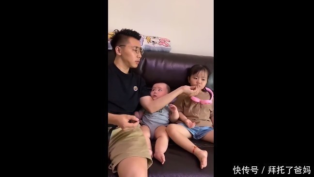 爸爸妈妈|爸爸只顾给姐姐吃水果,弟弟满脸委屈,弟弟我还是你亲生的吗