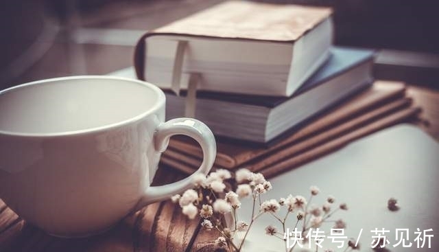 茗香#散文,阳光落在掌心,书卷且伴香茗