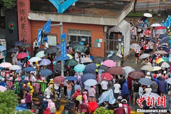 台风|上海防御台风“灿都”：上海市中小学幼儿园13日下午和14日全天停课