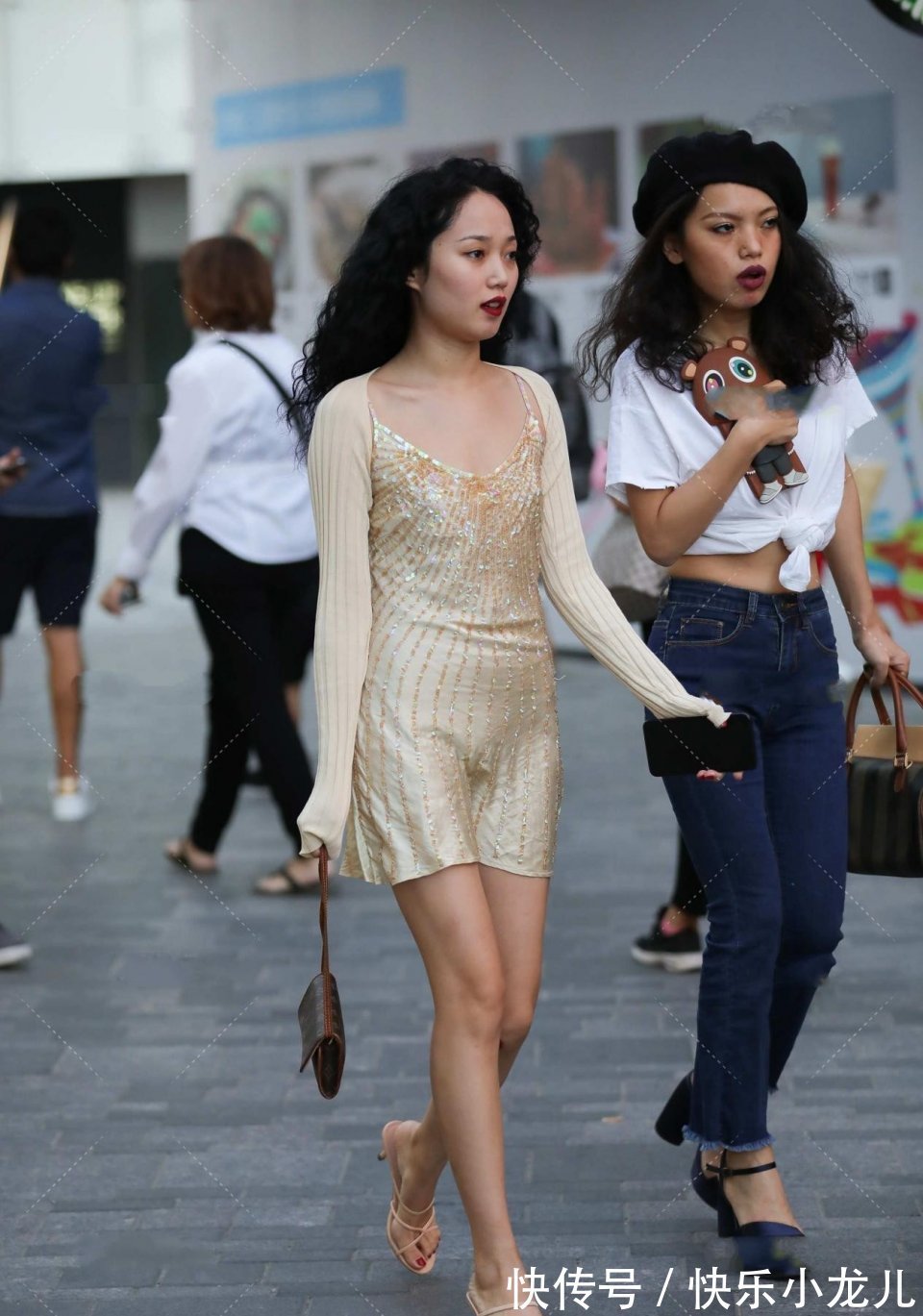 连衣裙|美女的卷发配上连衣裙,条纹也很显瘦,非常的有气质