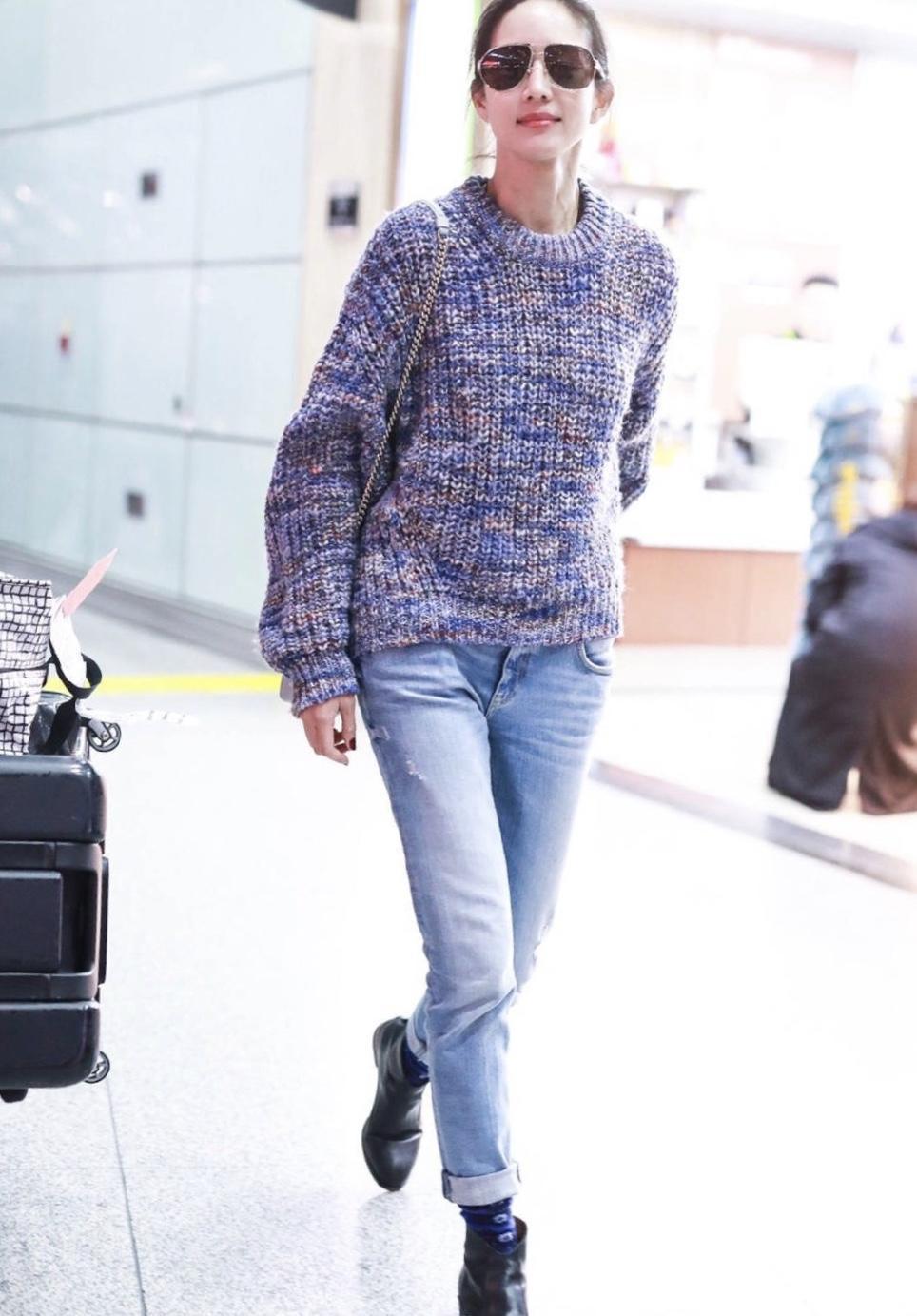 张钧甯穿搭低调,气质出众,圆领毛衣配牛仔裤休闲低调,活力十足