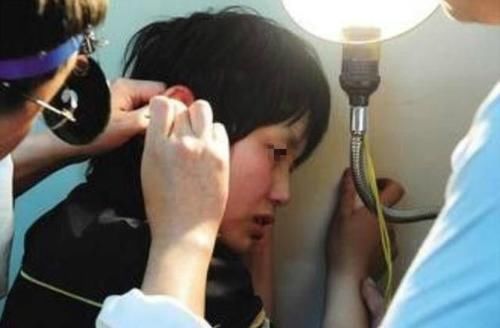 医院|4岁女儿总要妈妈帮挖耳朵,但也挖不出东西,去了医院才真相大白