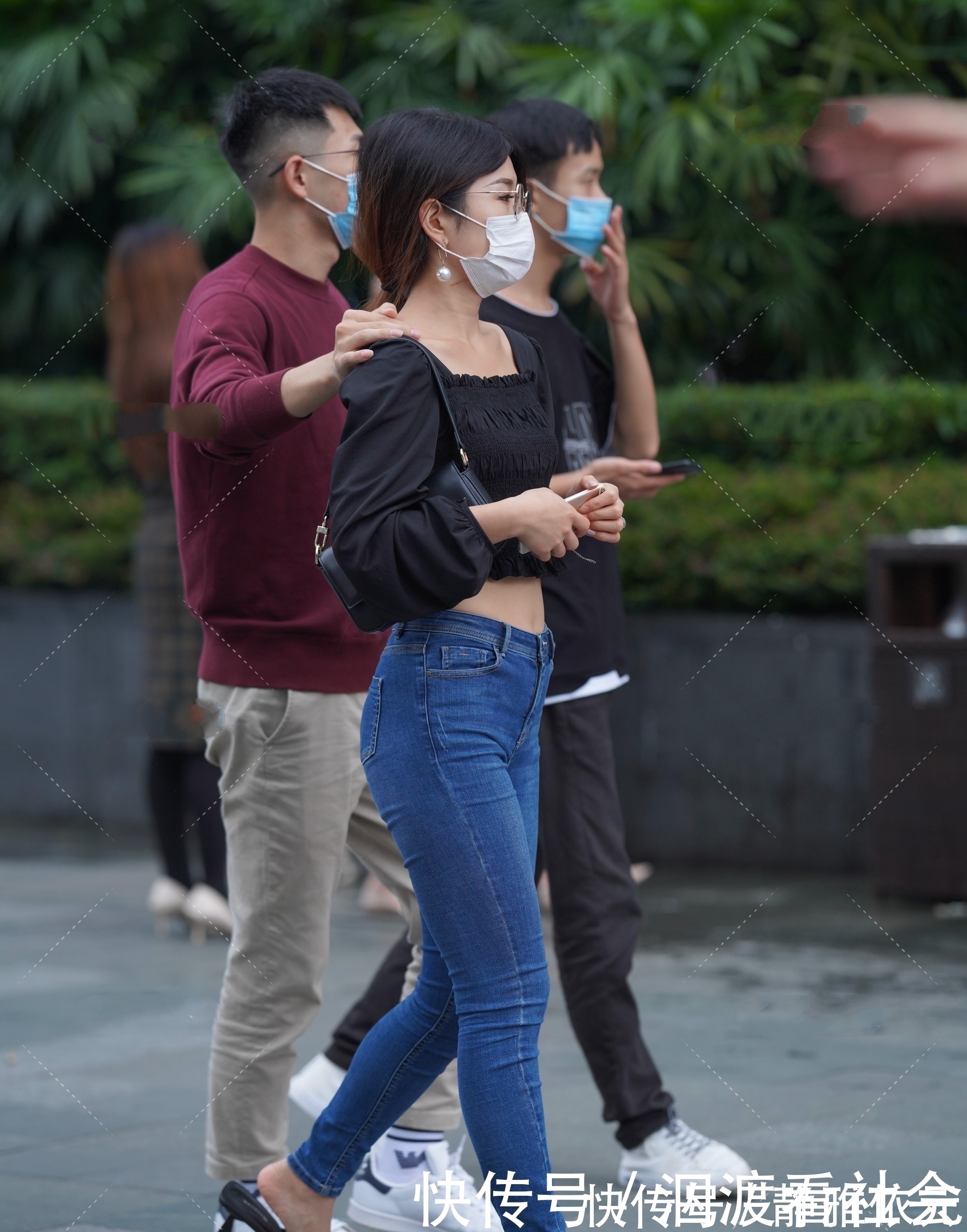 长袖 方领长袖搭配牛仔裤,穿起来舒适又随意,休闲百搭