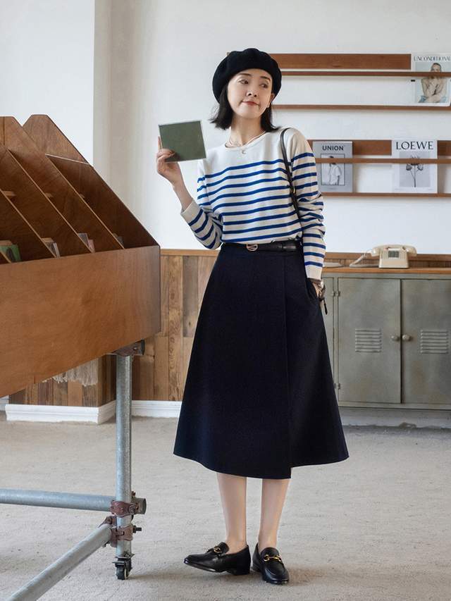 秋冬|普通人也适合穿的风格,棕色衬衫+黑色牛仔裤,保暖又时尚