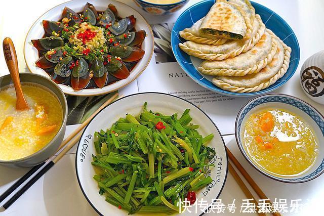 精致|一家三口的精致晚餐,营养全面又美味,网友看到韭菜盒子被馋哭了