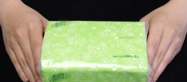 原来“抽纸”上有一个“小机关”，只需轻轻拍一下，一秒钟抽纸自动打开
