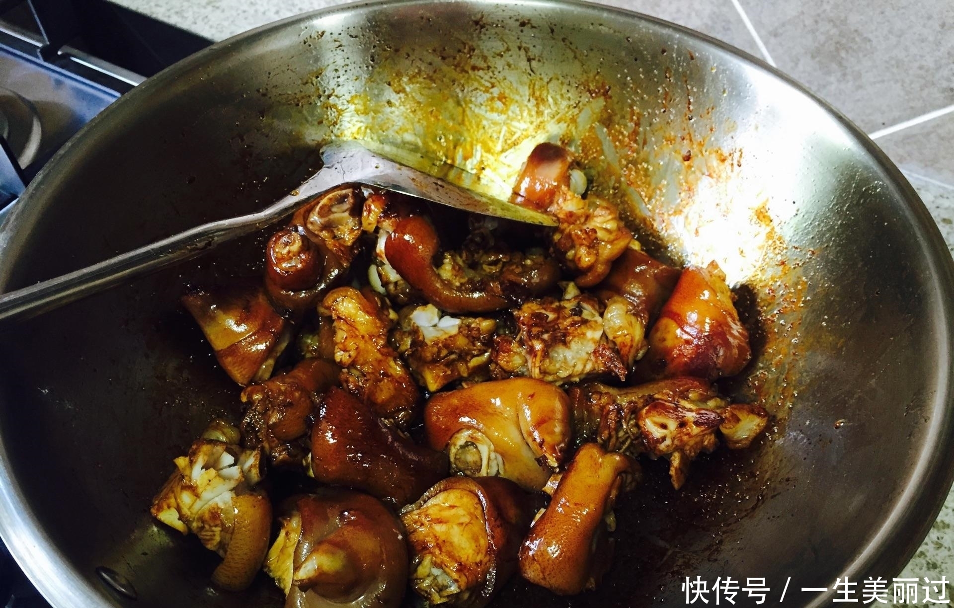 女人上了年纪后,这菜一定要常吃,满满胶原蛋白,皮肤越来越细致