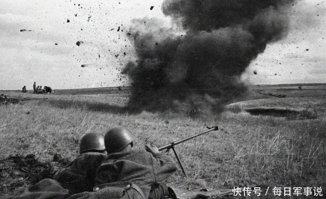 进攻中的苏军|一组二战老照片，库尔斯克战役中的苏军