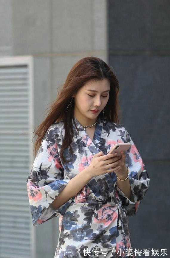 紧身|干净清爽的波点吊带裙,简单大方又显瘦,让你轻松美过同龄人