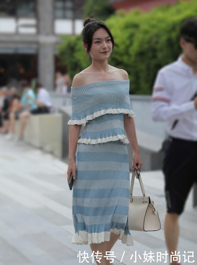 街头美女穿连衣裙秀身材, 却被“拉链”抢镜, 展现不一样的知性美