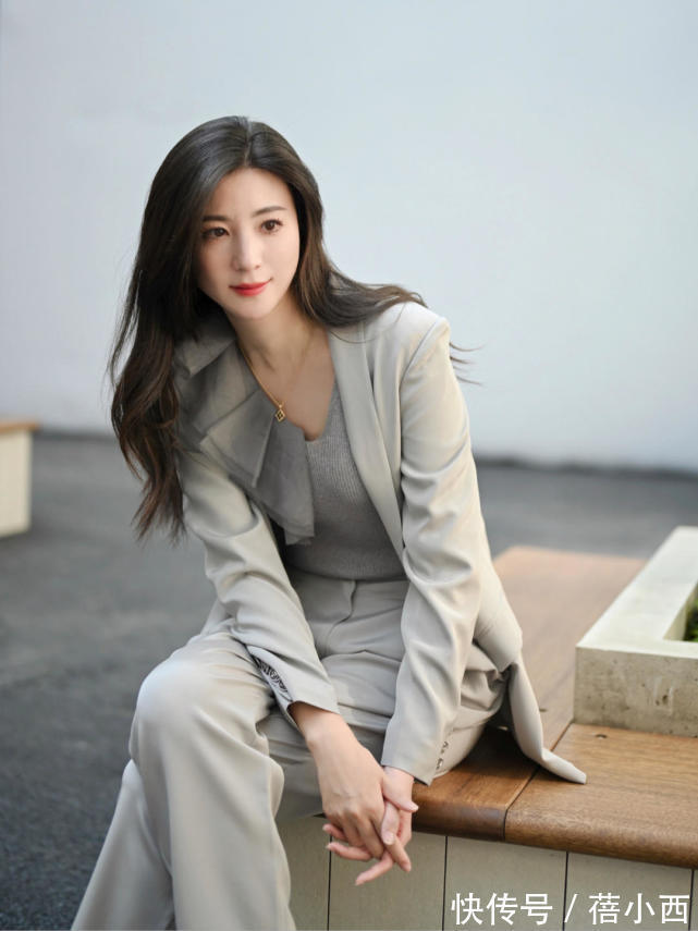 包包 穿衣简约高级的女性,春季都穿“西装”,看这些气质博主就知道了