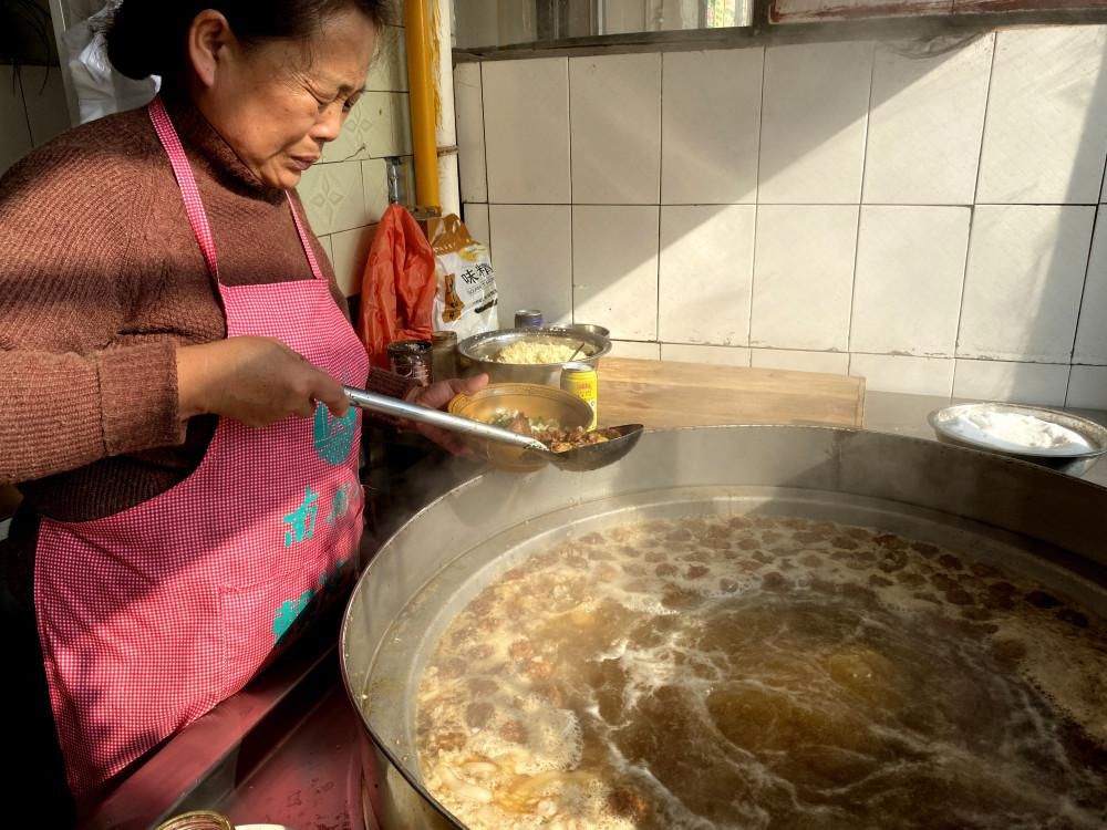 舒坦|临颍美食探访：冬日里，怼一碗5块热气腾腾繁城丸子汤，浑身舒坦