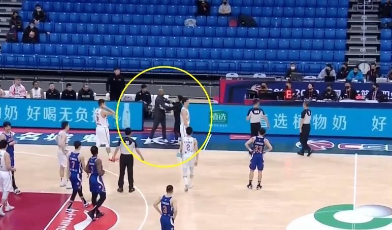 cb现场Battle!李春江怒喷国骂问候马布里,马布里怒推小翻译不解恨