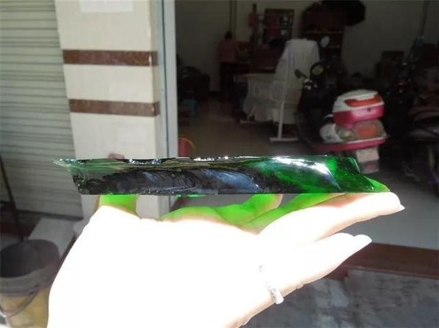 开切|花1800元网购一块上亿的玻璃种帝王绿,刀开切后,我笑的合不住嘴