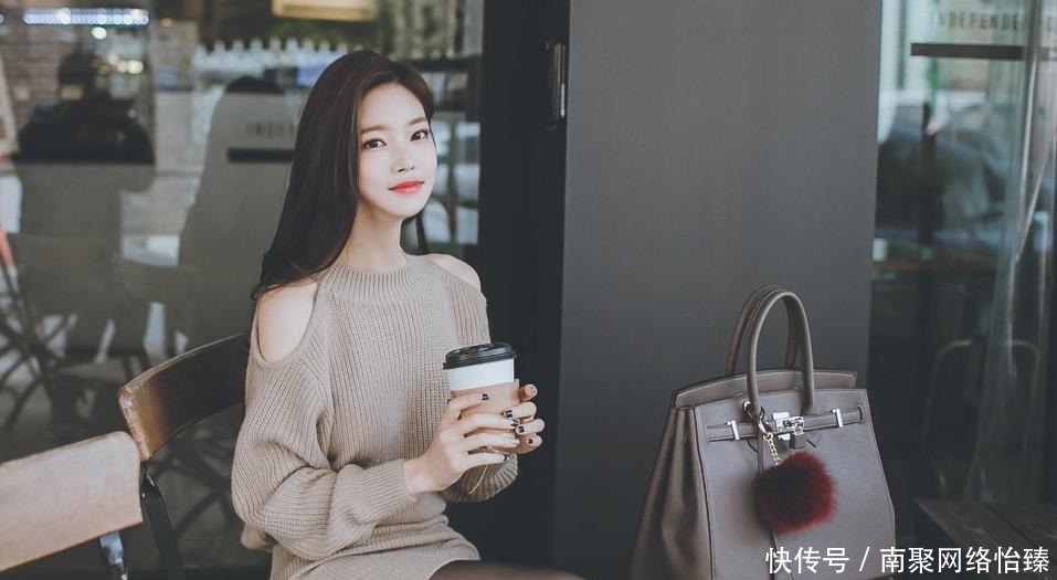 连衣裙|针织包臀连衣裙+黑丝袜,美丽又时尚,气质这块拿捏的稳稳的