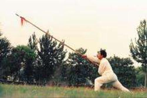 刺中|古代长枪上为何要挂红缨并非为了好看，等刺中敌人的时候就懂了