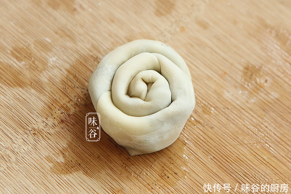 葱油饼|剩饺子皮新吃法,加上1把葱花,金黄酥脆,层次分明,好吃不浪费