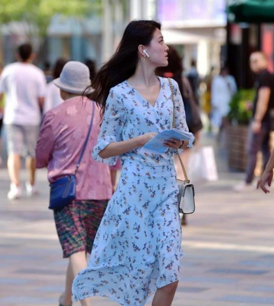 小姐姐|路人街拍，美女所选的这款吊带裙，真的是将个性发挥到了极致
