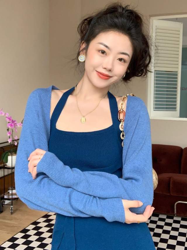 翻领|秋天怎样穿才有气色?身穿一件红色翻领连衣裙,穿上身复古又显白