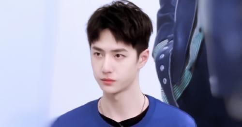 王一博太調皮被誤會,“不滿”選手砸話筒彈飛筆,藏在本后太可愛