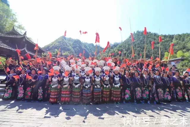 西江千户苗寨景区祝伟大的祖国生日快乐！繁荣昌盛|欢度国庆 | 五星红旗