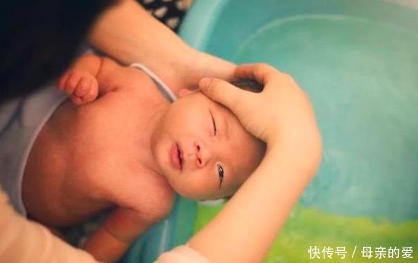 妈妈|妈妈给娃洗头vs爸爸给娃洗头，宝宝表情逗乐网友：人间真实