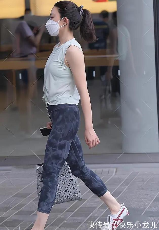 上衣 姐姐走路的姿势自信满满，源于她很时尚，懂得搭配