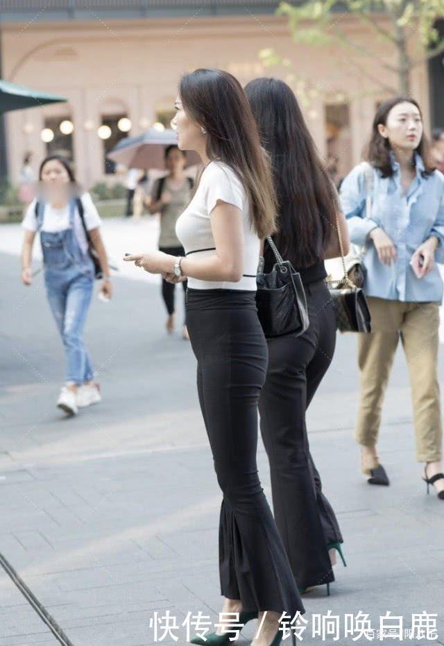 白色T恤搭配高腰鱼尾裤,大气端庄,时尚优雅