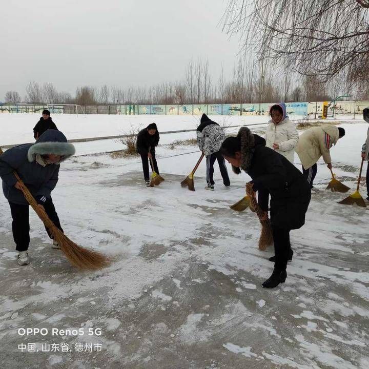 操场$雪｜晨起推轩窗，雪花落操场……