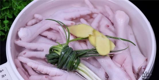 鸡爪|原来鸡爪去骨这么简单，1根牙签就搞定，真的太方便了